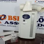 LOTE 228 - 01 AR CONDICIONADO PORTÁTIL COM CONTROLE 12.000 BTUS/H 3520 WATT MARCA PINGUINO. (NO ESTADO) ATENÇÃO! FAZER A VISITAÇÃO ANTES DE ARREMATAR, NÃO SABEMOS SE FUNCIONA, LEILÃO NÃO TEM GARANTIA E NEM DEVOLUÇÃO, SUJEITO A POSSÍVEIS AVARIAS VISÍVEIS/OCULTAS E/OU AUSÊNCIA DE COMPONENTES