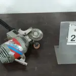 LOTE 245 - 01 MÁQUINA DE CORTAR TECIDO. (NO ESTADO) ATENÇÃO! FAZER A VISITAÇÃO ANTES DE ARREMATAR, NÃO SABEMOS SE FUNCIONA, LEILÃO NÃO TEM GARANTIA E NEM DEVOLUÇÃO, SUJEITO A POSSÍVEIS AVARIAS VISÍVEIS/OCULTAS E/OU AUSÊNCIA DE COMPONENTES.