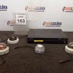 LOTE 163 - 01 DVR E 05 CÂMERAS DE MONITORAMENTO. (NO ESTADO) ATENÇÃO! FAZER A VISITAÇÃO ANTES DE ARREMATAR, NÃO SABEMOS SE FUNCIONA, LEILÃO NÃO TEM GARANTIA E NEM DEVOLUÇÃO, SUJEITO A POSSÍVEIS AVARIAS VISÍVEIS/OCULTAS E/OU AUSÊNCIA DE COMPONENTES