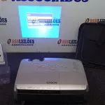 LOTE 197 - 01 PROJETOR MARCA EPSON COM MALETA. (NO ESTADO) ATENÇÃO! FAZER A VISITAÇÃO ANTES DE ARREMATAR, NÃO SABEMOS SE FUNCIONA, LEILÃO NÃO TEM GARANTIA E NEM DEVOLUÇÃO, SUJEITO A POSSÍVEIS AVARIAS VISÍVEIS/OCULTAS E/OU AUSÊNCIA DE COMPONENTES