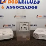 LOTE 173 - 02 PROJETORES MARCA EPSON. (NO ESTADO) ATENÇÃO! FAZER A VISITAÇÃO ANTES DE ARREMATAR, NÃO SABEMOS SE FUNCIONA, LEILÃO NÃO TEM GARANTIA E NEM DEVOLUÇÃO, SUJEITO A POSSÍVEIS AVARIAS VISÍVEIS/OCULTAS E/OU AUSÊNCIA DE COMPONENTES