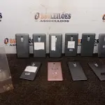 LOTE 181 - 10 CELULARES MARCA POSITIVO. (NO ESTADO) ATENÇÃO! FAZER A VISITAÇÃO ANTES DE ARREMATAR, NÃO SABEMOS SE FUNCIONA, LEILÃO NÃO TEM GARANTIA E NEM DEVOLUÇÃO, SUJEITO A POSSÍVEIS AVARIAS VISÍVEIS/OCULTAS E/OU AUSÊNCIA DE COMPONENTES