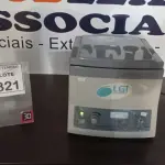 LOTE 321 - 01 CENTRIFUGA DE LABORATÓRIO MARCA LGI. (NO ESTADO) ATENÇÃO! FAZER A VISITAÇÃO ANTES DE ARREMATAR, NÃO SABEMOS SE FUNCIONA, LEILÃO NÃO TEM GARANTIA E NEM DEVOLUÇÃO, SUJEITO A POSSÍVEIS AVARIAS VISÍVEIS/OCULTAS E/OU AUSÊNCIA DE COMPONENTES.