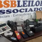 LOTE 158 - 01 LOTE COM VÁRIOS APARELHOS DE TELEFONE, CALCULADORAS E ÓCULOS VR. (NO ESTADO) ATENÇÃO! FAZER A VISITAÇÃO ANTES DE ARREMATAR, NÃO SABEMOS SE FUNCIONA, LEILÃO NÃO TEM GARANTIA E NEM DEVOLUÇÃO, SUJEITO A POSSÍVEIS AVARIAS VISÍVEIS/OCULTAS E/OU AUSÊNCIA DE COMPONENTES.