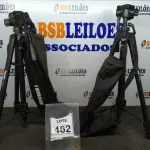 LOTE 462 - 02 TRIPÉS PARA CÂMERAS MARCA TOMATE. (NO ESTADO) ATENÇÃO! FAZER A VISITAÇÃO ANTES DE ARREMATAR, NÃO SABEMOS SE FUNCIONA, LEILÃO NÃO TEM GARANTIA E NEM DEVOLUÇÃO, SUJEITO A POSSÍVEIS AVARIAS VISÍVEIS/OCULTAS E/OU AUSÊNCIA DE COMPONENTES.