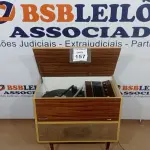 LOTE 157 - 01 VITROLA ORIGINAL DENISON VINIL AM-FM FUNCIONAL. (NO ESTADO) ATENÇÃO! FAZER A VISITAÇÃO ANTES DE ARREMATAR, NÃO SABEMOS SE FUNCIONA, LEILÃO NÃO TEM GARANTIA E NEM DEVOLUÇÃO, SUJEITO A POSSÍVEIS AVARIAS VISÍVEIS/OCULTAS E/OU AUSÊNCIA DE COMPONENTES.