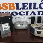 LOTE 126 - 02 RÁDIOS MICRO SYSTEM PORTÁTEIS, 03 MINIS CAIXAS DE SOM E 01 SUBWOOFER. (NO ESTADO) ATENÇÃO! FAZER A VISITAÇÃO ANTES DE ARREMATAR, NÃO SABEMOS SE FUNCIONA, LEILÃO NÃO TEM GARANTIA E NEM DEVOLUÇÃO, SUJEITO A POSSÍVEIS AVARIAS VISÍVEIS/OCULTAS E/OU AUSÊNCIA DE COMPONENTES.
