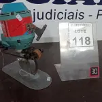 LOTE 118 - 01 MÁQUINA DE CORTAR TECIDO. (NO ESTADO) ATENÇÃO! FAZER A VISITAÇÃO ANTES DE ARREMATAR, NÃO SABEMOS SE FUNCIONA, LEILÃO NÃO TEM GARANTIA E NEM DEVOLUÇÃO, SUJEITO A POSSÍVEIS AVARIAS VISÍVEIS/OCULTAS E/OU AUSÊNCIA DE COMPONENTES.