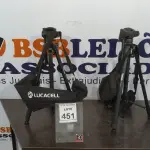 LOTE 451 - 02 TRIPÉS PARA CÂMERAS MARCA TOMATE. (NO ESTADO) ATENÇÃO! FAZER A VISITAÇÃO ANTES DE ARREMATAR, NÃO SABEMOS SE FUNCIONA, LEILÃO NÃO TEM GARANTIA E NEM DEVOLUÇÃO, SUJEITO A POSSÍVEIS AVARIAS VISÍVEIS/OCULTAS E/OU AUSÊNCIA DE COMPONENTES.