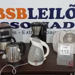 LOTE 112 - 02 CAFETEIRAS, 02 GARRAFAS TÉRMICAS, 02 SANDUICHEIRAS E 01 FATIADOR DE FRIOS. (NO ESTADO) ATENÇÃO! FAZER A VISITAÇÃO ANTES DE ARREMATAR, NÃO SABEMOS SE FUNCIONA, LEILÃO NÃO TEM GARANTIA E NEM DEVOLUÇÃO, SUJEITO A POSSÍVEIS AVARIAS VISÍVEIS/OCULTAS E/OU AUSÊNCIA DE COMPONENTES.