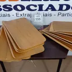 LOTE 155 - 20 PLACAS DE MADEIRA. (NO ESTADO) ATENÇÃO! FAZER A VISITAÇÃO ANTES DE ARREMATAR, NÃO SABEMOS SE FUNCIONA, LEILÃO NÃO TEM GARANTIA E NEM DEVOLUÇÃO, SUJEITO A POSSÍVEIS AVARIAS VISÍVEIS/OCULTAS E/OU AUSÊNCIA DE COMPONENTES.