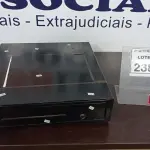 LOTE 238 - 01 GAVETA DE DINHEIRO. (NO ESTADO) ATENÇÃO! FAZER A VISITAÇÃO ANTES DE ARREMATAR, NÃO SABEMOS SE FUNCIONA, LEILÃO NÃO TEM GARANTIA E NEM DEVOLUÇÃO, SUJEITO A POSSÍVEIS AVARIAS VISÍVEIS/OCULTAS E/OU AUSÊNCIA DE COMPONENTES.