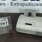 LOTE 297 - 01 PROJETOR HITACHI MODELO CP-AW2519N. (NO ESTADO) ATENÇÃO! FAZER A VISITAÇÃO ANTES DE ARREMATAR, NÃO SABEMOS SE FUNCIONA, LEILÃO NÃO TEM GARANTIA E NEM DEVOLUÇÃO, SUJEITO A POSSÍVEIS AVARIAS VISÍVEIS/OCULTAS E/OU AUSÊNCIA DE COMPONENTES.