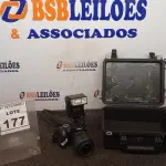 LOTE 177 - 01 CÂMERA NIKON D300 COM FLASH E CASE. (NO ESTADO) ATENÇÃO! FAZER A VISITAÇÃO ANTES DE ARREMATAR, NÃO SABEMOS SE FUNCIONA, LEILÃO NÃO TEM GARANTIA E NEM DEVOLUÇÃO, SUJEITO A POSSÍVEIS AVARIAS VISÍVEIS/OCULTAS E/OU AUSÊNCIA DE COMPONENTES