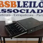 LOTE 127 - 01 GAVETA DE DINHEIRO. (NO ESTADO) ATENÇÃO! FAZER A VISITAÇÃO ANTES DE ARREMATAR, NÃO SABEMOS SE FUNCIONA, LEILÃO NÃO TEM GARANTIA E NEM DEVOLUÇÃO, SUJEITO A POSSÍVEIS AVARIAS VISÍVEIS/OCULTAS E/OU AUSÊNCIA DE COMPONENTES.