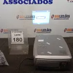 LOTE 180 - 01 PROJETOR MARCA INFOCUS COM CABOS. (NO ESTADO) ATENÇÃO! FAZER A VISITAÇÃO ANTES DE ARREMATAR, NÃO SABEMOS SE FUNCIONA, LEILÃO NÃO TEM GARANTIA E NEM DEVOLUÇÃO, SUJEITO A POSSÍVEIS AVARIAS VISÍVEIS/OCULTAS E/OU AUSÊNCIA DE COMPONENTES