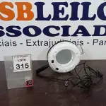 LOTE 315 - 01 LUMINÁRIA COM LUPA. (NO ESTADO) ATENÇÃO! FAZER A VISITAÇÃO ANTES DE ARREMATAR, NÃO SABEMOS SE FUNCIONA, LEILÃO NÃO TEM GARANTIA E NEM DEVOLUÇÃO, SUJEITO A POSSÍVEIS AVARIAS VISÍVEIS/OCULTAS E/OU AUSÊNCIA DE COMPONENTES.