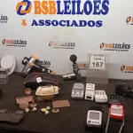LOTE 167 - 01 LOTE COM VÁRIAS LANTERNAS, CARREGADORES DE PILHA, MASSAGEADORES, BALANÇAS E ELETRÔNICOS DIVERSOS. (NO ESTADO) ATENÇÃO! FAZER A VISITAÇÃO ANTES DE ARREMATAR, NÃO SABEMOS SE FUNCIONA, LEILÃO NÃO TEM GARANTIA E NEM DEVOLUÇÃO, SUJEITO A POSSÍVEIS AVARIAS VISÍVEIS/OCULTAS E/OU AUSÊNCIA DE COMPONENTES
