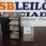 LOTE 123 - 01 PORTA CD COM GRANDE QUANTIDADE DE CDS DIVERSOS. (NO ESTADO) ATENÇÃO! FAZER A VISITAÇÃO ANTES DE ARREMATAR, NÃO SABEMOS SE FUNCIONA, LEILÃO NÃO TEM GARANTIA E NEM DEVOLUÇÃO, SUJEITO A POSSÍVEIS AVARIAS VISÍVEIS/OCULTAS E/OU AUSÊNCIA DE COMPONENTES.