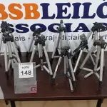 LOTE 148 - 09 TRIPÉS PARA CÂMERAS. (NO ESTADO) ATENÇÃO! FAZER A VISITAÇÃO ANTES DE ARREMATAR, NÃO SABEMOS SE FUNCIONA, LEILÃO NÃO TEM GARANTIA E NEM DEVOLUÇÃO, SUJEITO A POSSÍVEIS AVARIAS VISÍVEIS/OCULTAS E/OU AUSÊNCIA DE COMPONENTES.