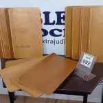 LOTE 092 - 20 PLACAS DE MADEIRA. (NO ESTADO) ATENÇÃO! FAZER A VISITAÇÃO ANTES DE ARREMATAR, NÃO SABEMOS SE FUNCIONA, LEILÃO NÃO TEM GARANTIA E NEM DEVOLUÇÃO, SUJEITO A POSSÍVEIS AVARIAS VISÍVEIS/OCULTAS E/OU AUSÊNCIA DE COMPONENTES.