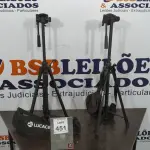LOTE 451 - 02 TRIPÉS PARA CÂMERAS MARCA TOMATE. (NO ESTADO) ATENÇÃO! FAZER A VISITAÇÃO ANTES DE ARREMATAR, NÃO SABEMOS SE FUNCIONA, LEILÃO NÃO TEM GARANTIA E NEM DEVOLUÇÃO, SUJEITO A POSSÍVEIS AVARIAS VISÍVEIS/OCULTAS E/OU AUSÊNCIA DE COMPONENTES.