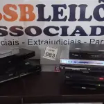 LOTE 083 - 01 LOTE COM VÁRIOS APARELHOS DE DVD DE MARCAS E MODELOS DIVERSOS. (NO ESTADO) ATENÇÃO! FAZER A VISITAÇÃO ANTES DE ARREMATAR, NÃO SABEMOS SE FUNCIONA, LEILÃO NÃO TEM GARANTIA E NEM DEVOLUÇÃO, SUJEITO A POSSÍVEIS AVARIAS VISÍVEIS/OCULTAS E/OU AUSÊNCIA DE COMPONENTES.