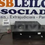 LOTE 304 - 01 GAVETA DE DINHEIRO. (NO ESTADO) ATENÇÃO! FAZER A VISITAÇÃO ANTES DE ARREMATAR, NÃO SABEMOS SE FUNCIONA, LEILÃO NÃO TEM GARANTIA E NEM DEVOLUÇÃO, SUJEITO A POSSÍVEIS AVARIAS VISÍVEIS/OCULTAS E/OU AUSÊNCIA DE COMPONENTES.