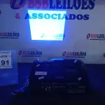LOTE 191 - 01 PROJETOR COM CABOS MARCA EPSON. (NO ESTADO) ATENÇÃO! FAZER A VISITAÇÃO ANTES DE ARREMATAR, NÃO SABEMOS SE FUNCIONA, LEILÃO NÃO TEM GARANTIA E NEM DEVOLUÇÃO, SUJEITO A POSSÍVEIS AVARIAS VISÍVEIS/OCULTAS E/OU AUSÊNCIA DE COMPONENTES