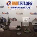 LOTE 217 - 01 DVD PORTÁTIL MARCA POWERPACK, 01 PROJETOR MULTIMIDIA MODELO SCREEN PLAY 4805 MARCA INFOCUS 05 RÁDIOS COMUNICADORES, 02 RELÓGIOS/RADIO, 02 CAIXINHAS DE SOM E 01 AMPLIFICADOR DE VOZ INCOMPLETO E 01 APARELHO DE DVD. (NO ESTADO) ATENÇÃO! FAZER A VISITAÇÃO ANTES DE ARREMATAR, NÃO SABEMOS SE FUNCIONA, LEILÃO NÃO TEM GARANTIA E NEM DEVOLUÇÃO, SUJEITO A POSSÍVEIS AVARIAS VISÍVEIS/OCULTAS E/OU AUSÊNCIA DE COMPONENTES
