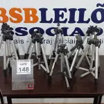 LOTE 148 - 09 TRIPÉS PARA CÂMERAS. (NO ESTADO) ATENÇÃO! FAZER A VISITAÇÃO ANTES DE ARREMATAR, NÃO SABEMOS SE FUNCIONA, LEILÃO NÃO TEM GARANTIA E NEM DEVOLUÇÃO, SUJEITO A POSSÍVEIS AVARIAS VISÍVEIS/OCULTAS E/OU AUSÊNCIA DE COMPONENTES.