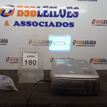 LOTE 180 - 01 PROJETOR MARCA INFOCUS COM CABOS. (NO ESTADO) ATENÇÃO! FAZER A VISITAÇÃO ANTES DE ARREMATAR, NÃO SABEMOS SE FUNCIONA, LEILÃO NÃO TEM GARANTIA E NEM DEVOLUÇÃO, SUJEITO A POSSÍVEIS AVARIAS VISÍVEIS/OCULTAS E/OU AUSÊNCIA DE COMPONENTES