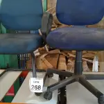 LOTE 268 - 02 CADEIRAS EXECUTIVAS SENDO 01 COM RODINHAS. (NO ESTADO) ATENÇÃO! FAZER A VISITAÇÃO ANTES DE ARREMATAR, NÃO SABEMOS SE FUNCIONA, LEILÃO NÃO TEM GARANTIA E NEM DEVOLUÇÃO, SUJEITO A POSSÍVEIS AVARIAS VISÍVEIS/OCULTAS E/OU AUSÊNCIA DE COMPONENTES.
