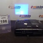 LOTE 186 - 01 PROJETOR MARCA EPSON. (NO ESTADO) ATENÇÃO! FAZER A VISITAÇÃO ANTES DE ARREMATAR, NÃO SABEMOS SE FUNCIONA, LEILÃO NÃO TEM GARANTIA E NEM DEVOLUÇÃO, SUJEITO A POSSÍVEIS AVARIAS VISÍVEIS/OCULTAS E/OU AUSÊNCIA DE COMPONENTES