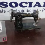 LOTE 232 - 01 MÁQUINA DE COSTURA MARCA SINGER. (NO ESTADO) ATENÇÃO! FAZER A VISITAÇÃO ANTES DE ARREMATAR, NÃO SABEMOS SE FUNCIONA, LEILÃO NÃO TEM GARANTIA E NEM DEVOLUÇÃO, SUJEITO A POSSÍVEIS AVARIAS VISÍVEIS/OCULTAS E/OU AUSÊNCIA DE COMPONENTES