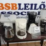 LOTE 103 - 03 CAFETEIRAS, 01 GARRAFA TÉRMICA, 01 VAPORIZADOR, 04 BASES DE LIQUIDIFICADOR COM 02 COPOS. (NO ESTADO) ATENÇÃO! FAZER A VISITAÇÃO ANTES DE ARREMATAR, NÃO SABEMOS SE FUNCIONA, LEILÃO NÃO TEM GARANTIA E NEM DEVOLUÇÃO, SUJEITO A POSSÍVEIS AVARIAS VISÍVEIS/OCULTAS E/OU AUSÊNCIA DE COMPONENTES.