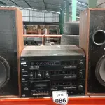 LOTE 086 - 01 APARELHO DE SOM COM 02 CAIXAS EM MADEIRA. (NO ESTADO) ATENÇÃO! FAZER A VISITAÇÃO ANTES DE ARREMATAR, NÃO SABEMOS SE FUNCIONA, LEILÃO NÃO TEM GARANTIA E NEM DEVOLUÇÃO, SUJEITO A POSSÍVEIS AVARIAS VISÍVEIS/OCULTAS E/OU AUSÊNCIA DE COMPONENTES.