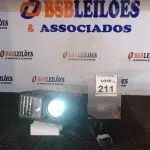 LOTE 211 - 01 PROJETOR COM CABOS MARCA ACER. (NO ESTADO) ATENÇÃO! FAZER A VISITAÇÃO ANTES DE ARREMATAR, NÃO SABEMOS SE FUNCIONA, LEILÃO NÃO TEM GARANTIA E NEM DEVOLUÇÃO, SUJEITO A POSSÍVEIS AVARIAS VISÍVEIS/OCULTAS E/OU AUSÊNCIA DE COMPONENTES