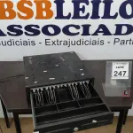 LOTE 247 - 01 GAVETA DE DINHEIRO. (NO ESTADO) ATENÇÃO! FAZER A VISITAÇÃO ANTES DE ARREMATAR, NÃO SABEMOS SE FUNCIONA, LEILÃO NÃO TEM GARANTIA E NEM DEVOLUÇÃO, SUJEITO A POSSÍVEIS AVARIAS VISÍVEIS/OCULTAS E/OU AUSÊNCIA DE COMPONENTES.