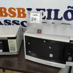 LOTE 249 - 02 MICRO-ONDAS. (NO ESTADO) ATENÇÃO! FAZER A VISITAÇÃO ANTES DE ARREMATAR, NÃO SABEMOS SE FUNCIONA, LEILÃO NÃO TEM GARANTIA E NEM DEVOLUÇÃO, SUJEITO A POSSÍVEIS AVARIAS VISÍVEIS/OCULTAS E/OU AUSÊNCIA DE COMPONENTES