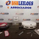 LOTE 205 - 02 ASPIRADORES ROBÔ SENDO 01 COM FONTE. (NO ESTADO) ATENÇÃO! FAZER A VISITAÇÃO ANTES DE ARREMATAR, NÃO SABEMOS SE FUNCIONA, LEILÃO NÃO TEM GARANTIA E NEM DEVOLUÇÃO, SUJEITO A POSSÍVEIS AVARIAS VISÍVEIS/OCULTAS E/OU AUSÊNCIA DE COMPONENTES