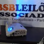 LOTE 297 - 01 PROJETOR HITACHI MODELO CP-AW2519N. (NO ESTADO) ATENÇÃO! FAZER A VISITAÇÃO ANTES DE ARREMATAR, NÃO SABEMOS SE FUNCIONA, LEILÃO NÃO TEM GARANTIA E NEM DEVOLUÇÃO, SUJEITO A POSSÍVEIS AVARIAS VISÍVEIS/OCULTAS E/OU AUSÊNCIA DE COMPONENTES.