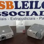 LOTE 139 - 02 PROJETORES MARCA INFOCUS. (NO ESTADO) ATENÇÃO! FAZER A VISITAÇÃO ANTES DE ARREMATAR, NÃO SABEMOS SE FUNCIONA, LEILÃO NÃO TEM GARANTIA E NEM DEVOLUÇÃO, SUJEITO A POSSÍVEIS AVARIAS VISÍVEIS/OCULTAS E/OU AUSÊNCIA DE COMPONENTES.