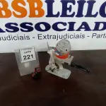 LOTE 221 - 01 MÁQUINA DE CORTAR TECIDO. (NO ESTADO) ATENÇÃO! FAZER A VISITAÇÃO ANTES DE ARREMATAR, NÃO SABEMOS SE FUNCIONA, LEILÃO NÃO TEM GARANTIA E NEM DEVOLUÇÃO, SUJEITO A POSSÍVEIS AVARIAS VISÍVEIS/OCULTAS E/OU AUSÊNCIA DE COMPONENTES.