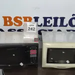 LOTE 242 - 02 MICRO-ONDAS. (NO ESTADO) ATENÇÃO! FAZER A VISITAÇÃO ANTES DE ARREMATAR, NÃO SABEMOS SE FUNCIONA, LEILÃO NÃO TEM GARANTIA E NEM DEVOLUÇÃO, SUJEITO A POSSÍVEIS AVARIAS VISÍVEIS/OCULTAS E/OU AUSÊNCIA DE COMPONENTES
