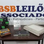 LOTE 078 - 01 RETROPROJETOR, 01 SWITCH, 03 CONVERSORES DC-DC E 01 BALANÇA DE PRECISÃO. (NO ESTADO) ATENÇÃO! FAZER A VISITAÇÃO ANTES DE ARREMATAR, NÃO SABEMOS SE FUNCIONA, LEILÃO NÃO TEM GARANTIA E NEM DEVOLUÇÃO, SUJEITO A POSSÍVEIS AVARIAS VISÍVEIS/OCULTAS E/OU AUSÊNCIA DE COMPONENTES.