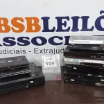 LOTE 104 - 07 APARELHOS DE DVD E 02 DE VÍDEO CASSETES. (NO ESTADO) ATENÇÃO! FAZER A VISITAÇÃO ANTES DE ARREMATAR, NÃO SABEMOS SE FUNCIONA, LEILÃO NÃO TEM GARANTIA E NEM DEVOLUÇÃO, SUJEITO A POSSÍVEIS AVARIAS VISÍVEIS/OCULTAS E/OU AUSÊNCIA DE COMPONENTES.