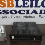 LOTE 263 - 01 GAVETA DE DINHEIRO. (NO ESTADO) ATENÇÃO! FAZER A VISITAÇÃO ANTES DE ARREMATAR, NÃO SABEMOS SE FUNCIONA, LEILÃO NÃO TEM GARANTIA E NEM DEVOLUÇÃO, SUJEITO A POSSÍVEIS AVARIAS VISÍVEIS/OCULTAS E/OU AUSÊNCIA DE COMPONENTES.