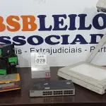 LOTE 078 - 01 RETROPROJETOR, 01 SWITCH, 03 CONVERSORES DC-DC E 01 BALANÇA DE PRECISÃO. (NO ESTADO) ATENÇÃO! FAZER A VISITAÇÃO ANTES DE ARREMATAR, NÃO SABEMOS SE FUNCIONA, LEILÃO NÃO TEM GARANTIA E NEM DEVOLUÇÃO, SUJEITO A POSSÍVEIS AVARIAS VISÍVEIS/OCULTAS E/OU AUSÊNCIA DE COMPONENTES.