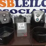 LOTE 116 - 02 AIR FRYER MARCA MONDIAL. (NO ESTADO) ATENÇÃO! FAZER A VISITAÇÃO ANTES DE ARREMATAR, NÃO SABEMOS SE FUNCIONA, LEILÃO NÃO TEM GARANTIA E NEM DEVOLUÇÃO, SUJEITO A POSSÍVEIS AVARIAS VISÍVEIS/OCULTAS E/OU AUSÊNCIA DE COMPONENTES.